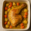Cuisse de poulet rôtie, dorée et croustillante, posée sur un lit de pommes de terre et de carottes fondantes, nappées d’une sauce onctueuse au citron et à la moutarde3