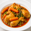 poulet mijoté aux carottes et petits pois, nappé d’une sauce rouge