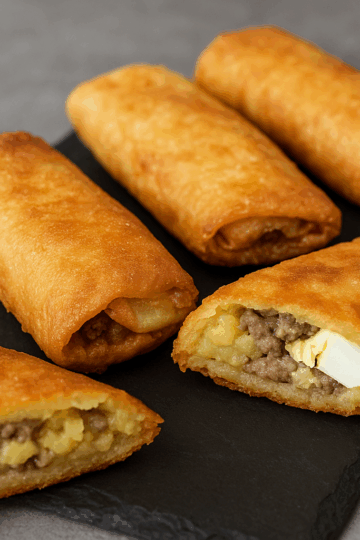 Bricks dorées et croustillantes garnies de viande hachée, de purée de pommes de terre et d’œuf dur