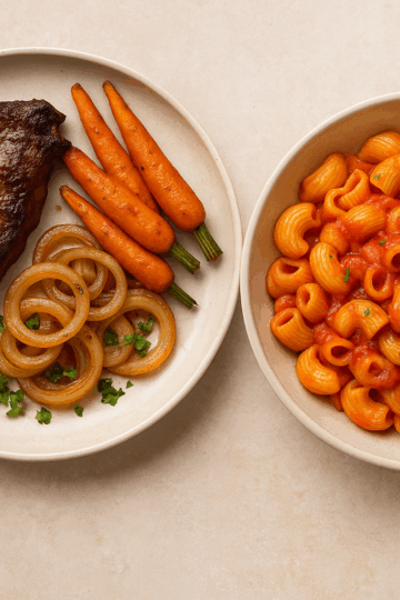 Deux assiettes côte à côte : à gauche, un foie de bœuf poêlé d’aspect réaliste et irrégulier, avec des oignons caramélisés et de petites carottes rôties ; à droite, une assiette de pipe rigate nappées de sauce tomate et parsemées de persil frais.