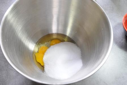 Génoise dorée et légère, vue de face, à la mie fine et régulière, posée sur un plat, prête à être garnie ou utilisée comme base de gâteau.