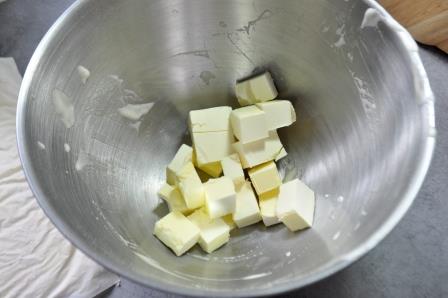 Crème au beurre lisse et brillante, de couleur claire, montée en rubans réguliers, prête à être pochée sur un gâteau.