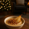 « Bol de crème au pain d’épices avec poire rôtie et noisettes caramélisées, posé sur une table en bois foncé dans un salon hivernal éclairé par un sapin lumineux et une cheminée. »
